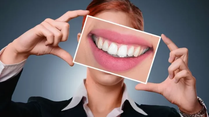 Vysněné BÍLÉ ZUBY: Jak vybělit zuby doma a co funguje?